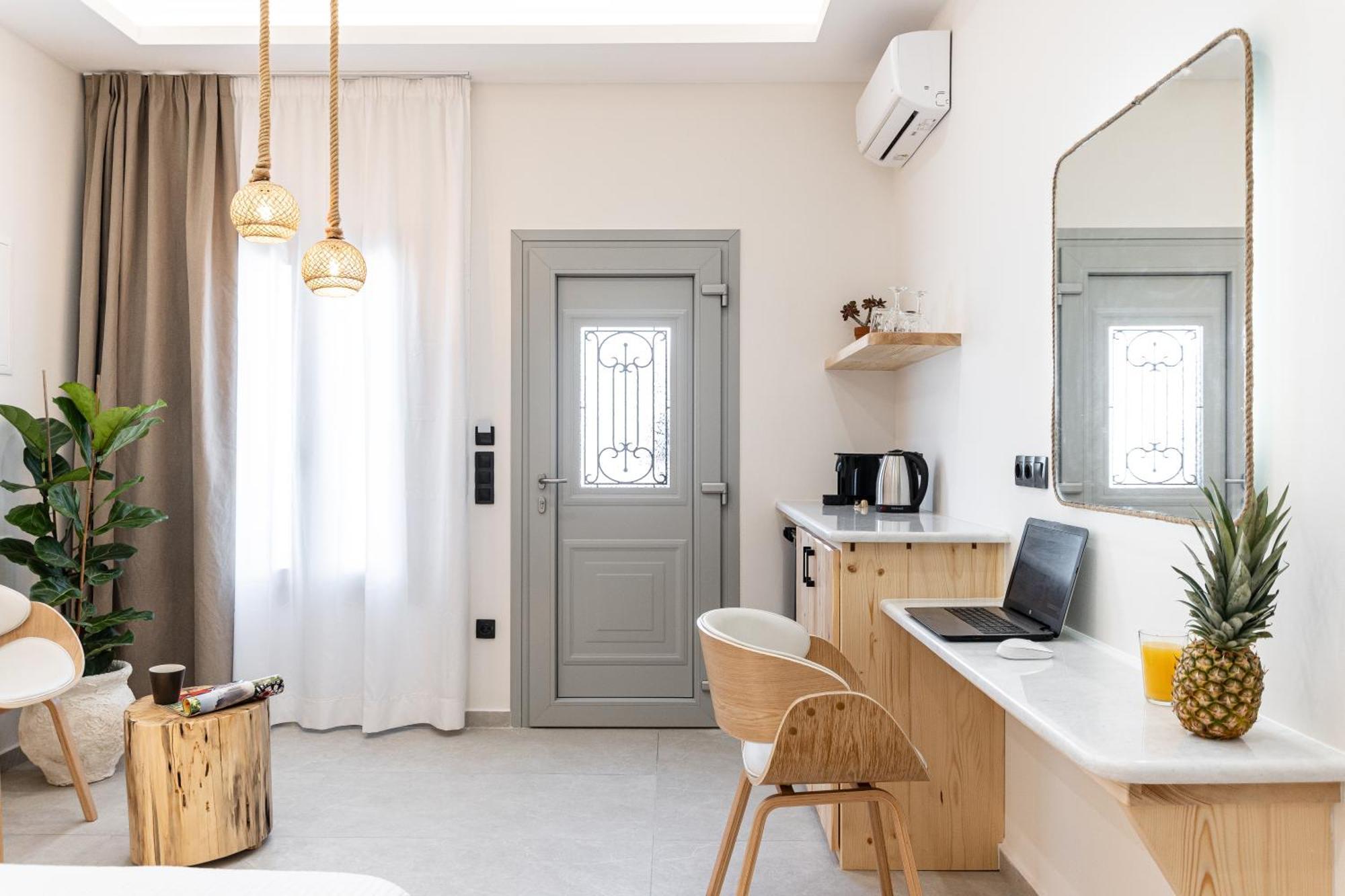 Adama'S Suites Naxos City Стая снимка