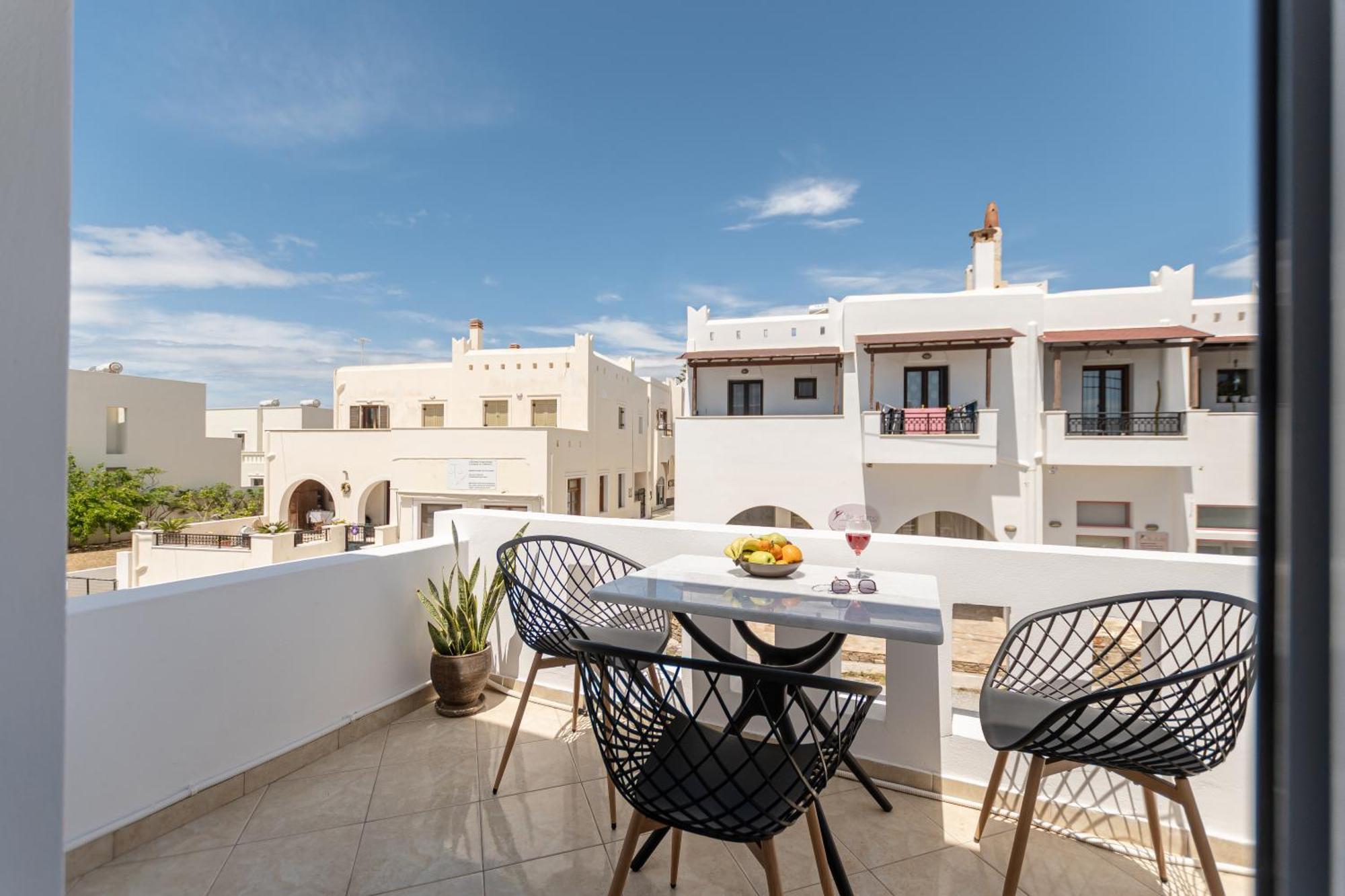 Adama'S Suites Naxos City Стая снимка